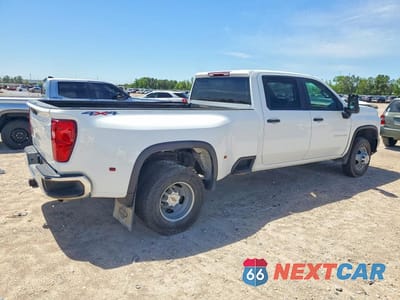 Trzecie zdjęcie samochodu z tyłu: 2025 CHEVROLET SILVERADO K3500 VIN:1GC4KSEYXSF221580 - miniatura