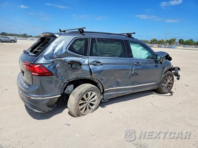 Trzecie zdjęcie samochodu z tyłu: 2018 VOLKSWAGEN TIGUAN SE VIN:3VV3B7AX7JM108465 - miniatura
