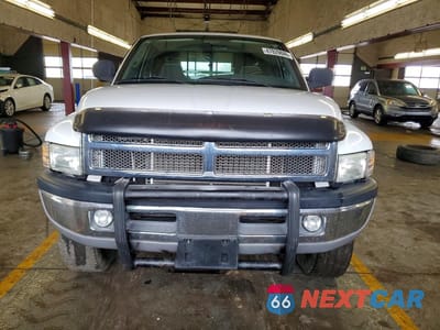 Piąte zdjęcie samochodu w środku: 2002 DODGE RAM 2500 VIN:3B7KF26Z72M229204 - miniatura