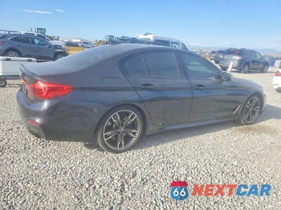 Trzecie zdjęcie samochodu z tyłu: 2020 BMW M550XI VIN:WBAJS7C0XLBN96596 - miniatura