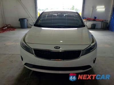 Piąte zdjęcie samochodu w środku: 2017 KIA FORTE LX VIN:3KPFK4A76HE046037 - miniatura
