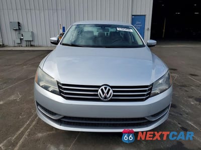 Piąte zdjęcie samochodu w środku: 2013 VOLKSWAGEN PASSAT S VIN:1VWAH7A37DC008774 - miniatura