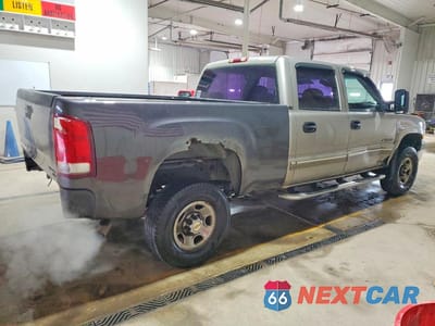 Trzecie zdjęcie samochodu z tyłu: 2001 CHEVROLET SILVERADO K2500 HEAVY DUTY VIN:1GCHK23U41F208808 - miniatura