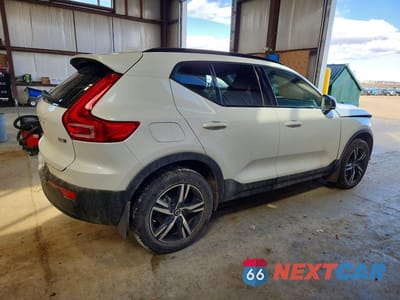 Trzecie zdjęcie samochodu z tyłu: 2023 VOLVO XC40 PLUS VIN:YV4L12UW8P2096699 - miniatura