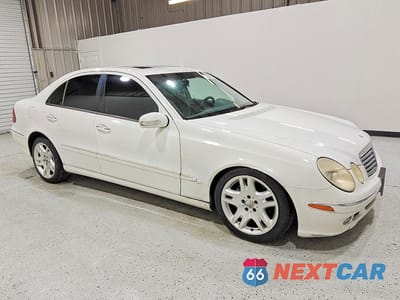 Czwarte zdjęcie samochodu z boku: 2004 MERCEDES-BENZ E 500 VIN:WDBUF70J84A589993 - miniatura