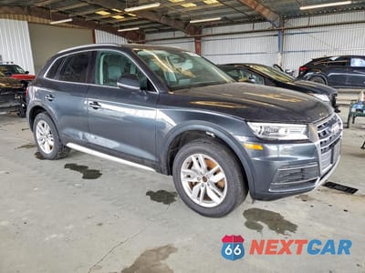 Czwarte zdjęcie samochodu z boku: 2020 AUDI Q5 PREMIUM VIN:WA1ANAFY8L2036773 - miniatura