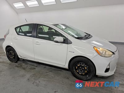 Czwarte zdjęcie samochodu z boku: 2012 TOYOTA PRIUS C THREE VIN:JTDKDTB38C1026463 - miniatura