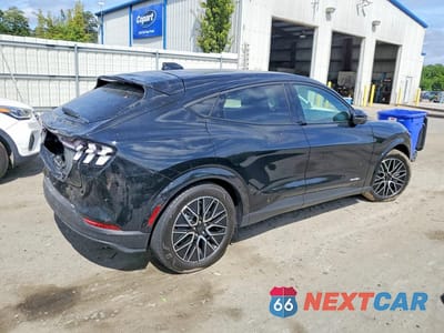 Trzecie zdjęcie samochodu z tyłu: 2025 FORD MUSTANG MACH-E PREMIUM VIN:3FMTK3R79SMA14743 - miniatura