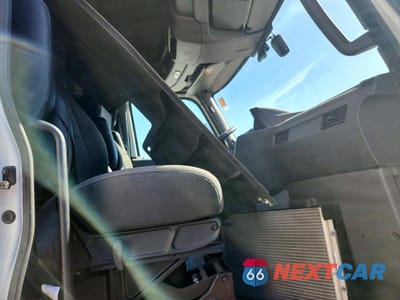 Piąte zdjęcie samochodu w środku: 2025 INTERNATIONAL LT625 SEMI TRUCK VIN:3HSDZAPR7SN672480 - miniatura