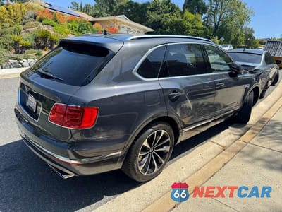 Czwarte zdjęcie samochodu z boku: 2017 BENTLEY BENTAYGA VIN:SJAAC2ZV6HC015264 - miniatura