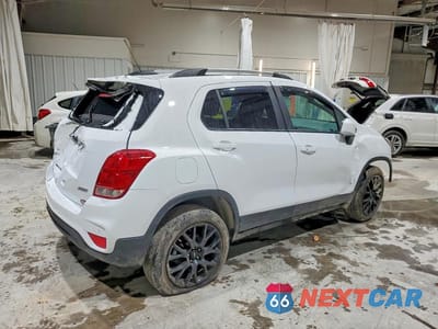 Trzecie zdjęcie samochodu z tyłu: 2022 CHEVROLET TRAX 1LT VIN:KL7CJPSM9NB525473 - miniatura