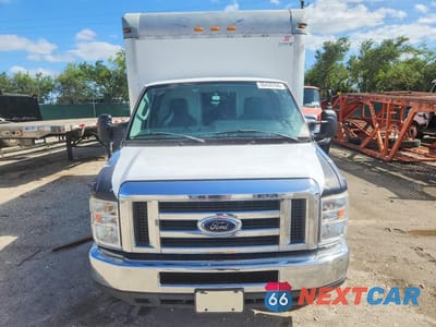 Piąte zdjęcie samochodu w środku: 2017 FORD E350 BOX TRUCK VIN:1FDWE3F64HDC68140 - miniatura