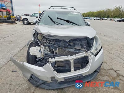 Piąte zdjęcie samochodu w środku: 2018 NISSAN KICKS SV VIN:3N1CP5CU1JL509140 - miniatura