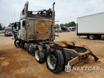 Trzecie zdjęcie samochodu z tyłu: 2018 VOLVO VNL SEMI TRUCK VIN:4V4NC9EH6JN994680 - miniatura