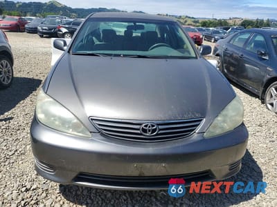 Piąte zdjęcie samochodu w środku: 2005 TOYOTA CAMRY LE VIN:4T1BE32K45U569214 - miniatura