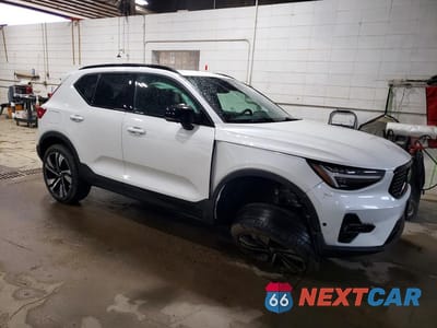 Czwarte zdjęcie samochodu z boku: 2024 VOLVO XC40 ULTIMATE VIN:YV4L12UM2R2214604 - miniatura
