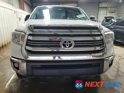 Piąte zdjęcie samochodu w środku: 2017 TOYOTA TUNDRA SR5 VIN:5TFDW5F10HX603045 - miniatura