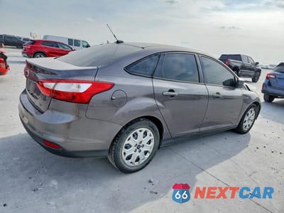 Trzecie zdjęcie samochodu z tyłu: 2012 FORD FOCUS SE VIN:1FAHP3F23CL255047 - miniatura