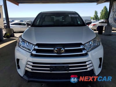 Piąte zdjęcie samochodu w środku: 2019 TOYOTA HIGHLANDER LE VIN:5TDBZRFH9KS932049 - miniatura