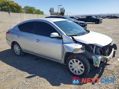 Czwarte zdjęcie samochodu z boku: 2013 NISSAN VERSA 1.6 S VIN:3N1CN7AP1DL821249 - miniatura