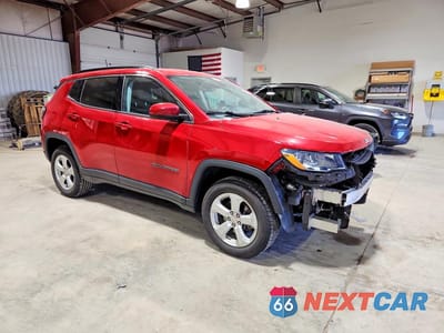 Czwarte zdjęcie samochodu z boku: 2020 JEEP COMPASS LATITUDE VIN:3C4NJDBB3LT174211 - miniatura
