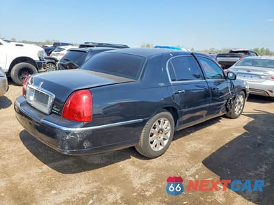Trzecie zdjęcie samochodu z tyłu: 2011 LINCOLN TOWN CAR SIGNATURE LIMITED VIN:2LNBL8CV0BX765022 - miniatura