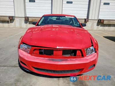 Piąte zdjęcie samochodu w środku: 2010 FORD MUSTANG VIN:1ZVBP8AN4A5106594 - miniatura