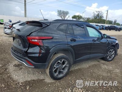Trzecie zdjęcie samochodu z tyłu: 2025 CHEVROLET TRAX 1LT VIN:KL77LHEP2SC044140 - miniatura
