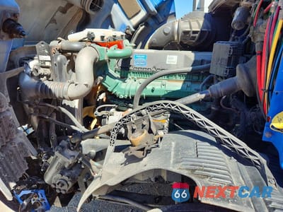 Zdjęcie 7 z 10 samochodu: 2015 VOLVO VNL SEMI TRUCK VIN:4V4NC9EH5FN926054 - miniatura