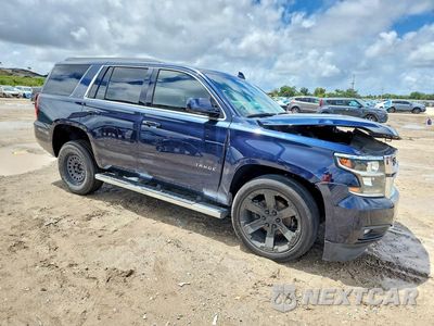 Czwarte zdjęcie samochodu z boku: 2019 CHEVROLET TAHOE C1500 LT VIN:1GNSCBKC7KR361637 - miniatura