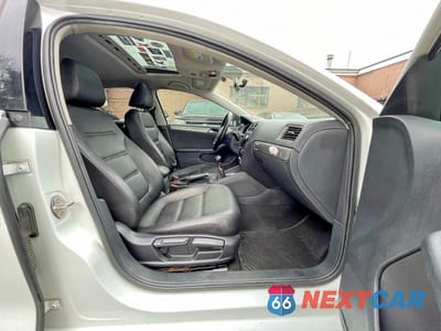 Piąte zdjęcie samochodu w środku: 2017 VOLKSWAGEN JETTA SE VIN:3VWB67AJ5HM364931 - miniatura