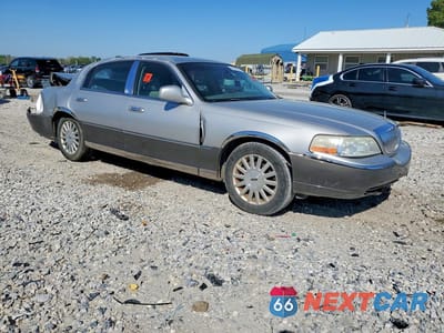 Czwarte zdjęcie samochodu z boku: 2003 LINCOLN TOWN CAR SIGNATURE VIN:1LNHM82W53Y613398 - miniatura