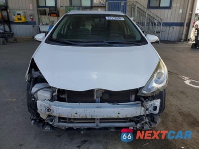 Piąte zdjęcie samochodu w środku: 2017 TOYOTA PRIUS C THREE VIN:JTDKDTB31H1593024 - miniatura