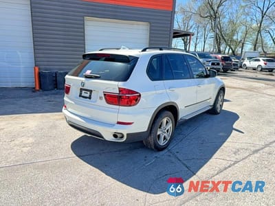 Czwarte zdjęcie samochodu z boku: 2011 BMW X5 XDRIVE35D VIN:5UXZW0C50BL660682 - miniatura