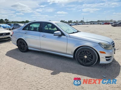 Czwarte zdjęcie samochodu z boku: 2014 MERCEDES-BENZ C 250 VIN:WDDGF4HBXEA928769 - miniatura