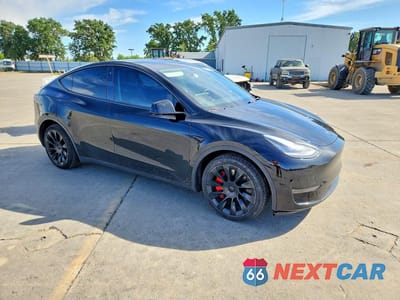 Czwarte zdjęcie samochodu z boku: 2021 TESLA MODEL Y VIN:5YJYGDEE2MF080080 - miniatura