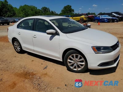 Czwarte zdjęcie samochodu z boku: 2013 VOLKSWAGEN JETTA SE VIN:3VWBX7AJ7DM404823 - miniatura