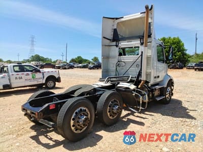 Czwarte zdjęcie samochodu z boku: 2020 VOLVO VNR SEMI TRUCK VIN:4V4WC9EH6LN243229 - miniatura