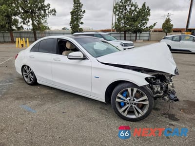 Czwarte zdjęcie samochodu z boku: 2017 MERCEDES-BENZ C 350E VIN:55SWF4HB7HU226845 - miniatura