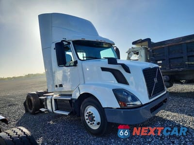 2017 VOLVO VNL SEMI TRUCK 4V4N39TG5HN988082 - główne zdjęcie licytacji z USA - miniatura