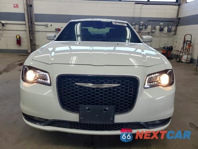 Piąte zdjęcie samochodu w środku: 2017 CHRYSLER 300 S VIN:2C3CCAGG6HH527002 - miniatura