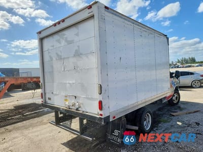 Trzecie zdjęcie samochodu z tyłu: 2017 FORD E350 BOX TRUCK VIN:1FDWE3F64HDC68140 - miniatura