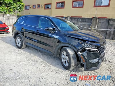 Czwarte zdjęcie samochodu z boku: 2023 KIA SORENTO LX VIN:5XYRG4LC0PG163798 - miniatura