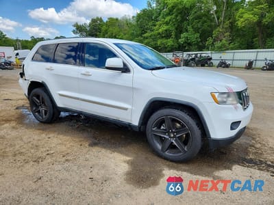 Czwarte zdjęcie samochodu z boku: 2013 JEEP GRAND CHEROKEE LAREDO VIN:1C4RJEAG6DC549980 - miniatura