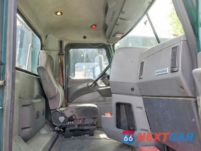 Piąte zdjęcie samochodu w środku: 2017 MACK CXU613 SEMI TRUCK VIN:1M1AW01X3HM009424 - miniatura