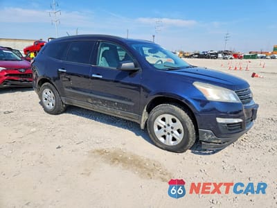 Czwarte zdjęcie samochodu z boku: 2016 CHEVROLET TRAVERSE LS VIN:1GNKRFED4GJ103432 - miniatura