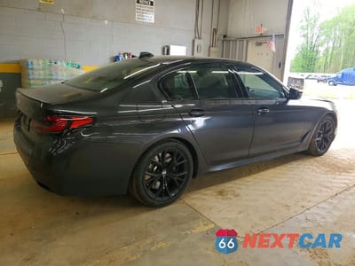 Trzecie zdjęcie samochodu z tyłu: 2022 BMW M550XI VIN:WBA13BK04NCJ34467 - miniatura