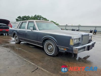 Czwarte zdjęcie samochodu z boku: 1985 LINCOLN TOWN CAR VIN:1LNBP96F8FY691028 - miniatura