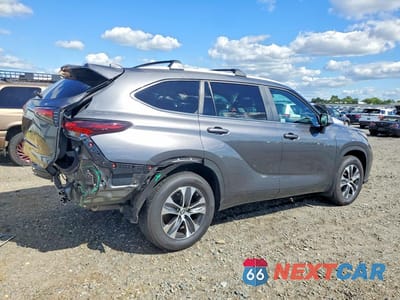 Trzecie zdjęcie samochodu z tyłu: 2024 TOYOTA HIGHLANDER XLE VIN:5TDKDRBH8RS568852 - miniatura