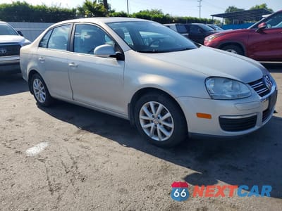 Czwarte zdjęcie samochodu z boku: 2010 VOLKSWAGEN JETTA SE VIN:3VWRZ7AJ3AM125597 - miniatura